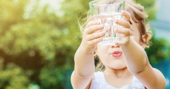 Barn med et glas vand