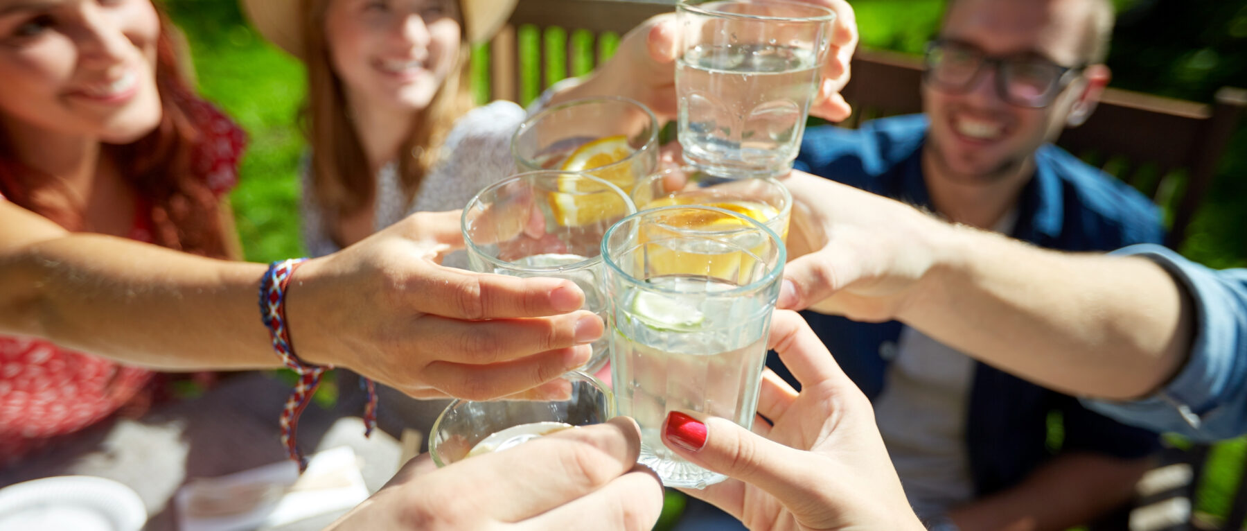 Fællesskab mennesker skåler i glas med vand