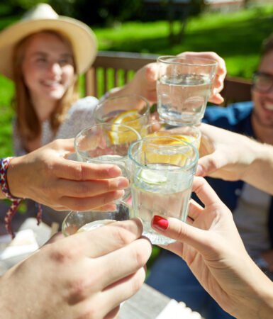 Fællesskab mennesker skåler i glas med vand